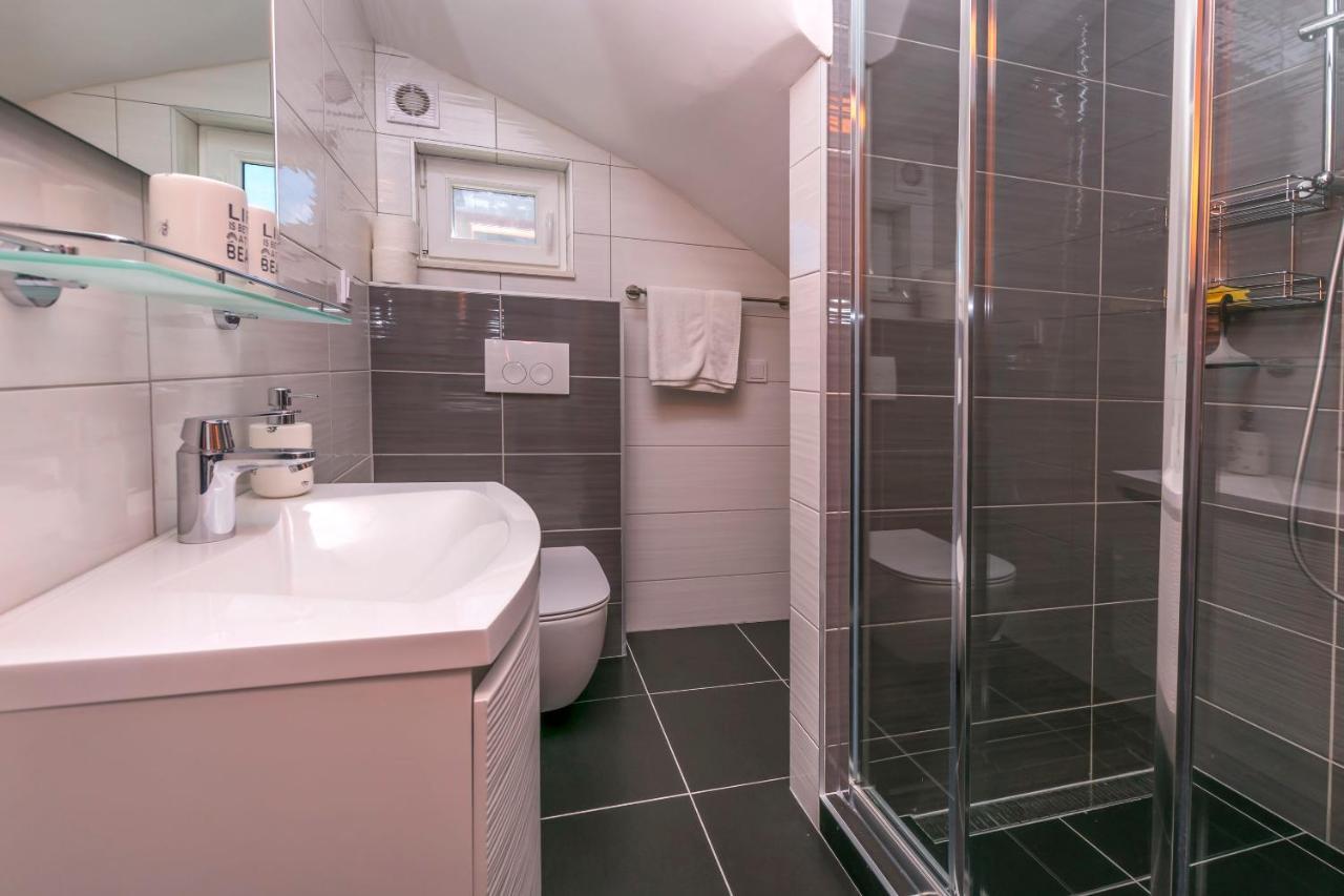 Apartments Visnja Рогозниця Екстер'єр фото