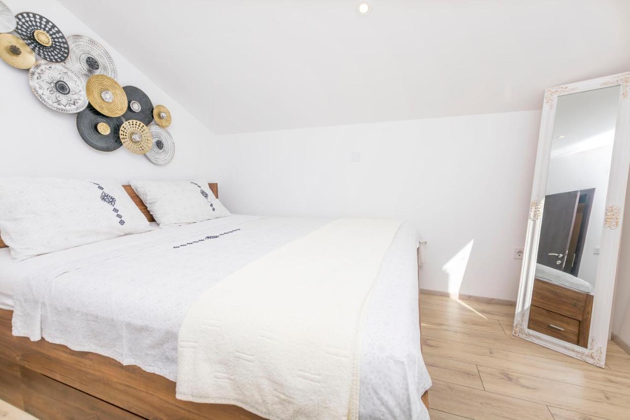 Apartments Visnja Рогозниця Екстер'єр фото